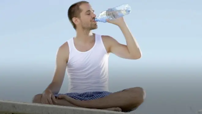 سياسي كويتي يقترح فرض غرامة على "البيجامة"