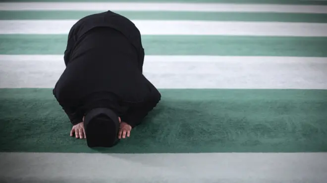 Namaz kılan bir kişi