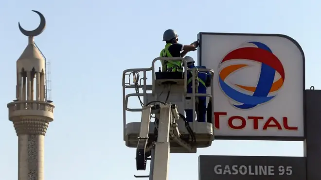 طرحت مصر مناقصات تجارية لتوفير احتياجات البلاد من المواد البترولية خلال الشهر الجاري التي تصل إلى 700 ألف طن من المشتقات