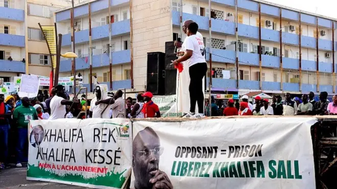 Habillés en rouge et réunis autour d'un rond-point, quelque 300 manifestants ont scandé : « libérer Khalifa » et « Khalifa jusqu'à notre mort ».