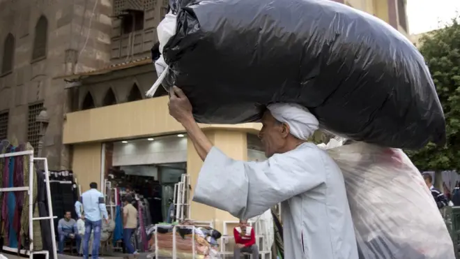 عاني الأسواق في مصر منذ فترة من ارتفاع أسعار السلع والخدمات وشح بعضها