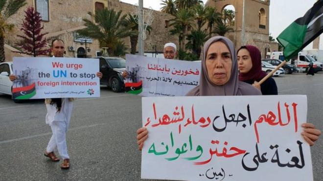 بعض أنصار حكومة الوفاق يحتجون على حملة حفتر
