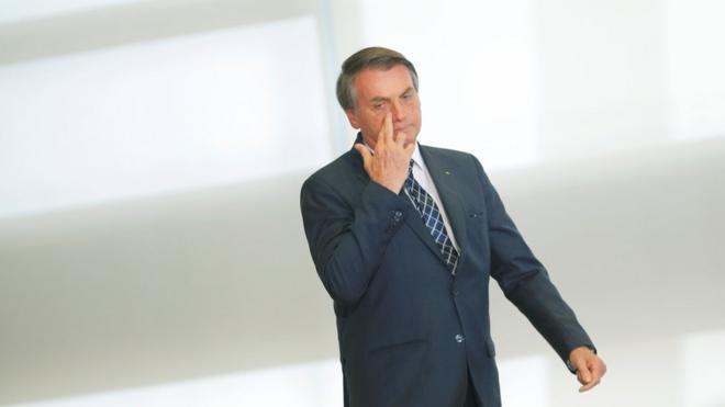 Bolsonaro caminhaprognósticos futebol resultados exatos amanhãcorredor do Planalto com rosto fechado