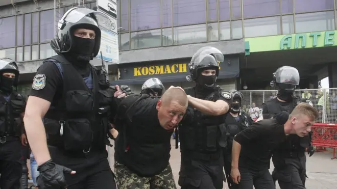 Поліція затримує одного з противників прайду