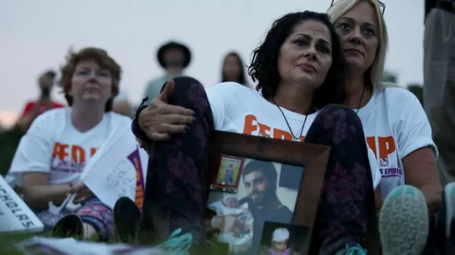 Terri Zaccone con un retrato de su hijo, Thomas DeVito, que murió accidentalmente por una sobredosis de carfentanilo, una nueva forma de fentanilo, a los 29 años.