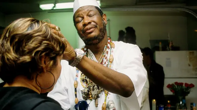 USA, États-Unis d'Amérique, Caroline du Nord, Raleigh : le prêtre vaudou Papa Joe bénissant ses paroissiens