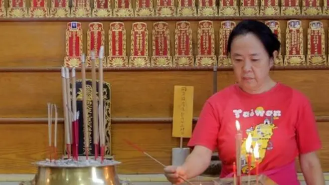 Seorang perempuan beribadah di klenteng Maitri, Banda Aceh menjelang Imlek.