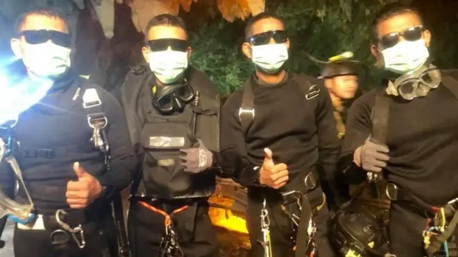 गुफा के भीतर बच्चों और उनके कोच की मदद कर रहे चार थाई नेवी सील भी अब बाहर आ गए हैं