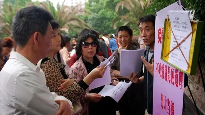 上海人民廣場的「相親角」，父母們忙著給孩子找對象。