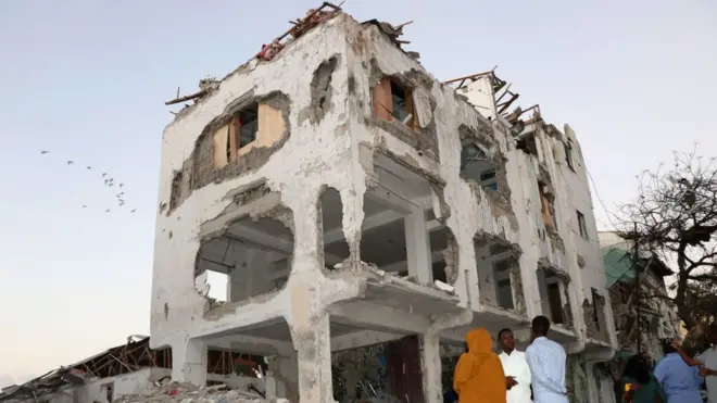 Se cree que los médicos fueron secuestrados por el grupo islamista Al-Shabab, responsable de atentados como este ejecutado en Mogadiscio en febrero.