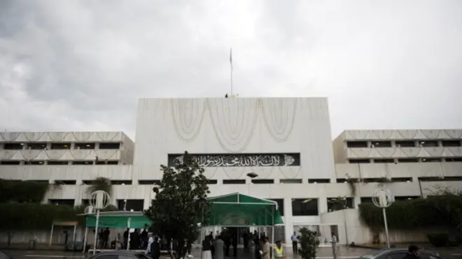 په ناسوبو وکیلانو کې د واکمن ګوند او اپوزیسون غړي دي.