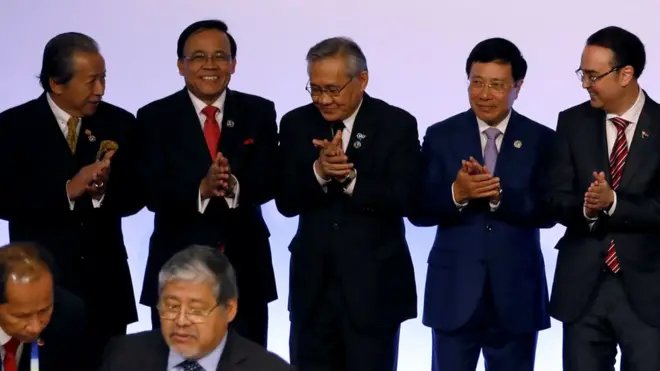 Phó thủ tướng Phạm Bình Minh (áo xanh) đã nỗ lực vận động các nước ASEAN thay đổi lập trường về Biển Đông và Trung Quốc