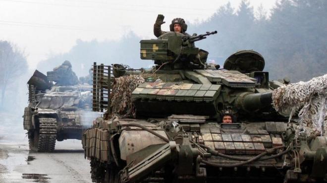 Tanque ucraniano se dirige al frente de batalla.