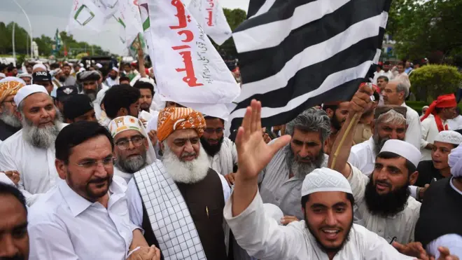 اس احتجاج میں گیارہ سیاسی جماعتوں کے رہنما اور کارکن شریک تھے