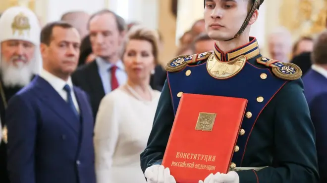 В окружении Путина много желающих изменить конституцию, отметил политолог Павловский.