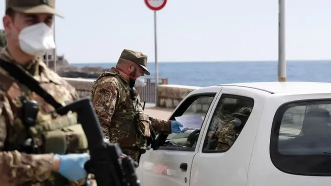 Naoružani italijanski policajci kontrolišu granicu sa Francuskom
