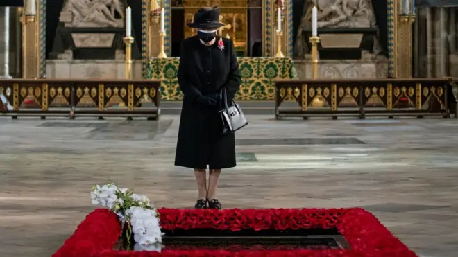 A bouquet, similar to the Queen's wedding bouquet, was placed on the Unknown Warrior's grave