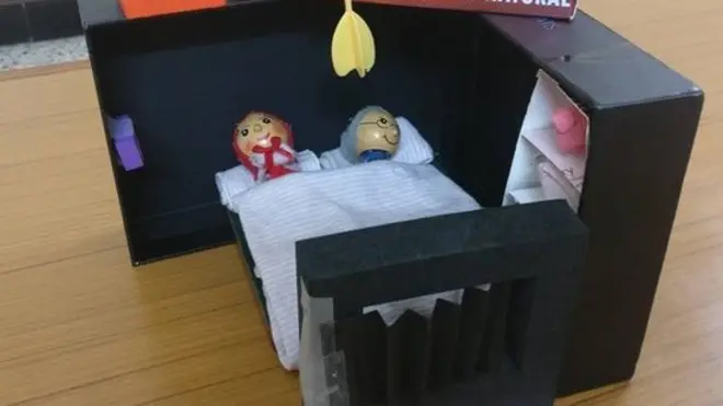 कूड़े से बेटी ने बनाया खिलौना