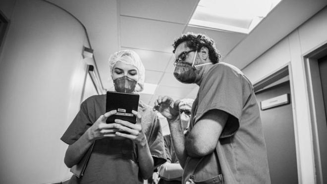 Médico e estudante usando tablet na enfermaria de cuidados paliativos do HC
