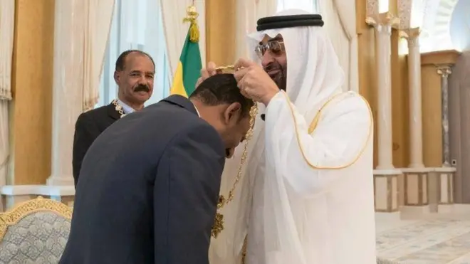 ጠቅላይ ሚኒስትር ዐብይ አህመድና ፕሬዚዳንት ኢሳያስ አፈወርቂ ከአልጋ ወራሹ ልዑል ሼክ መሃመድ ቢን ዘይድ ሽልማታቸውን ሲቀበሉ