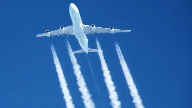 Las estelas que dejan los aviones pueden durar minutos u horas en el aire.