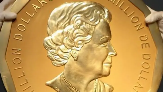 තනි පුද්ගලයෙකුට ඔසවාගෙන යා නොහැකි බරකින් යුතු මෙම රත්‍රන් කාසිය රැගෙන යාම සඳහා පැමිණි සොරුන් ජනේලයකින් ඇතුළුවී ඇති බව පොලීසිය පවසයි