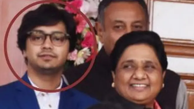 नीले कोट में मायावती के पीछे मौजूद हैं आकाश