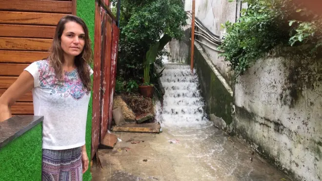 Priscila Accioly está abrigada na casarenata fan casa de apostasuma amiga após a escada da vila onde mora virar uma cachoeira