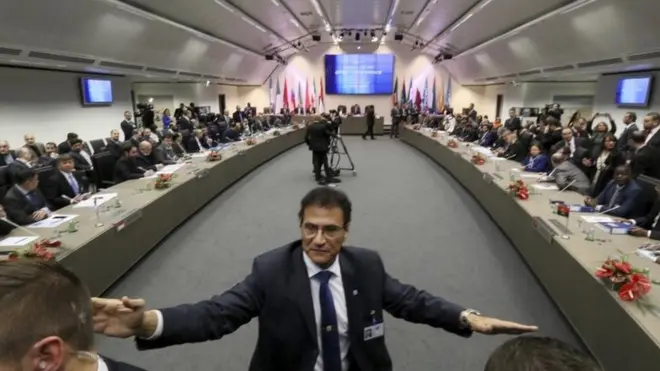 ОПЕК і Росія скоротять видобуток нафти з 2017 року