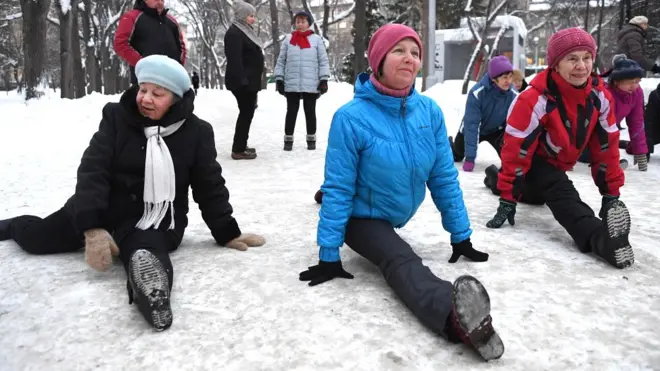 Бабусі розминаються