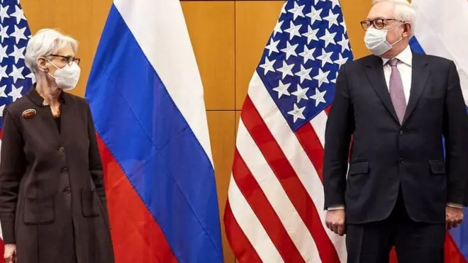 Ibiganiro birebire vyo muri ino ndwi vyatanguriye ku vyahuje Amerika n'Uburusiya, aba ni Wendy Sherman (i bubamfu) icegera c'umunyamabanga wa reta ya Amerika ajejwe imigenderanire hamwe na Sergei Ryabkov icegera c'umushikiranganji w'imigenderanire w'Uburusiya i Geneva k uwa 10/01/022