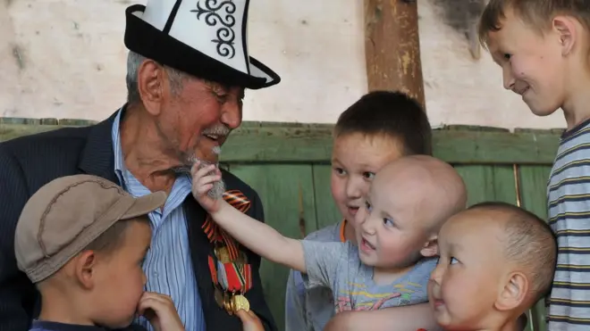 Жаңы мыйзам иштеп калса көп балалуулардын баары жөлөкпул алат, бирок мыйзамдын тагдыры азыр белгисиз