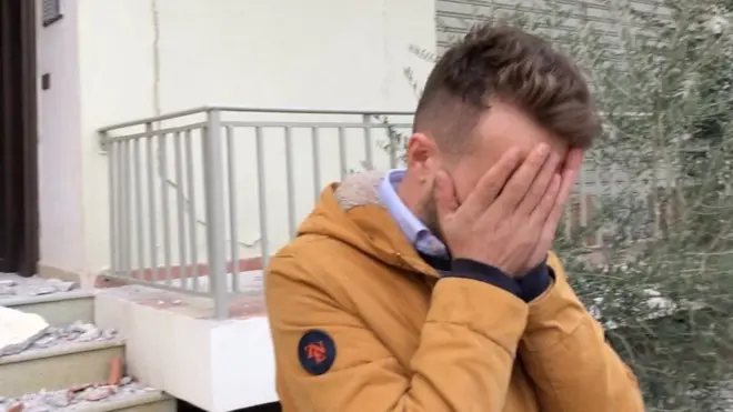 Isam stanovnik Drača u suzama