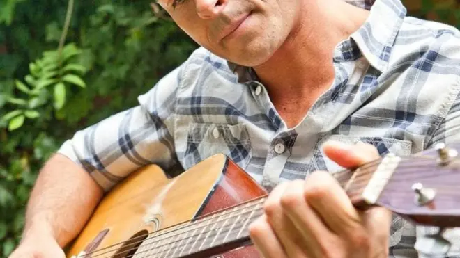 مردی در حال گیتار زدن