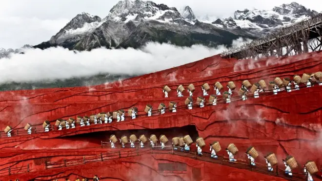 چینی پہاڑ پر ایک ڈرامے کا منظر