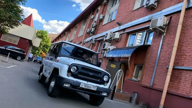 "Этот вот УАЗик по нашу душу", - написала в "Твиттере" Полина Немировская