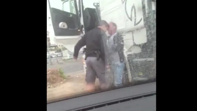 Bir İsrail polisinin, tartıştığı Filistinli bir tır şoförünü darp etme görüntülerinin sosyal medyada yayılmasının ardından, polis hakkında soruşturma başlatıldı.