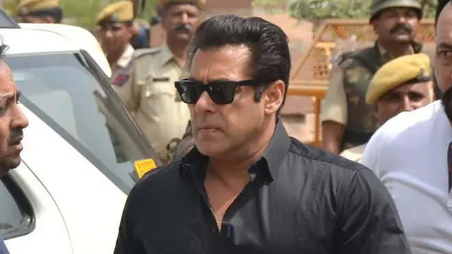 1998 میں سلمان خان نے اپنی فلم 'ہم ساتھ ساتھ ہیں' کی شوٹنگ کے دوران ساتھی اداکاروں کے ہمراہ راجھستان میں شکار کیا