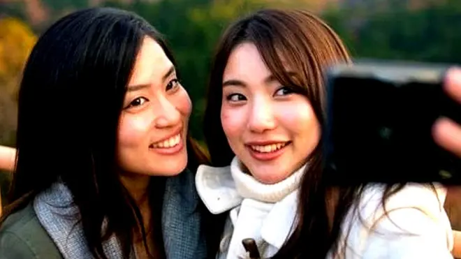 तस्वीर लेतीं दो लड़कियां