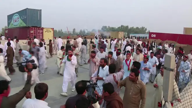 پی ٹی آئی کے کارکن حضرو پُل کے قریب جمع