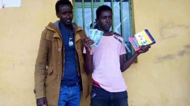 Le jeune inventeur exhibe des billets de banque