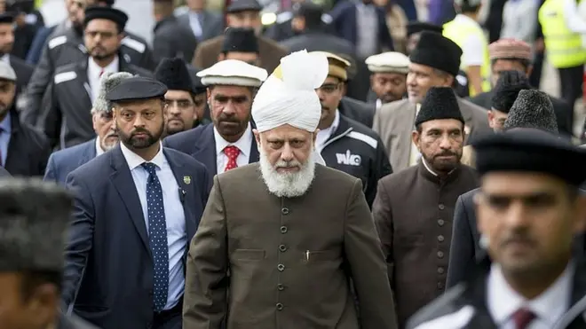 El califa actual es Mirza Masroor Ahmad, quien vive en Londres en el exilio.