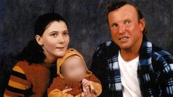 Amber Hej koja je na fotografiji sa ocem deteta Robertom Givsom, nestala je 2002. godine