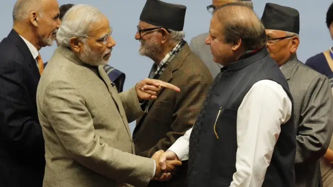 ඉන්දීය අගමැති නරේන්ද්‍ර මෝදි සහ පාකිස්තාන අගමැති නවාස් ෂරීෆ්