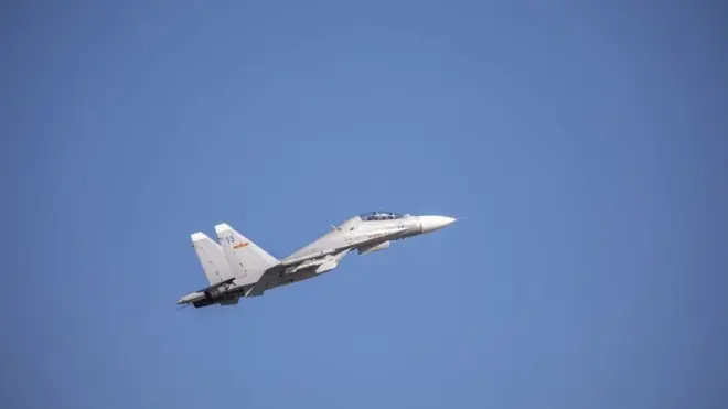 تايوان تقول إن الصين أرسلت طائرات مقاتلة من طراز جيه-11