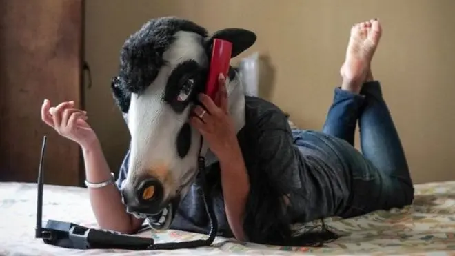 گائے ماسک پہنے خاتون