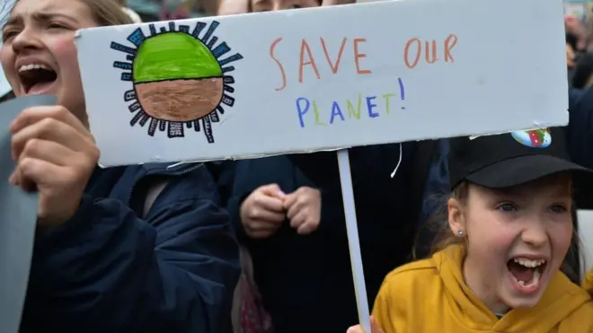 شمار گسترده‌ای از شرکت‌کنندگان در نظرسنجی افراد ۱۴ بین ۱۸ سال بود