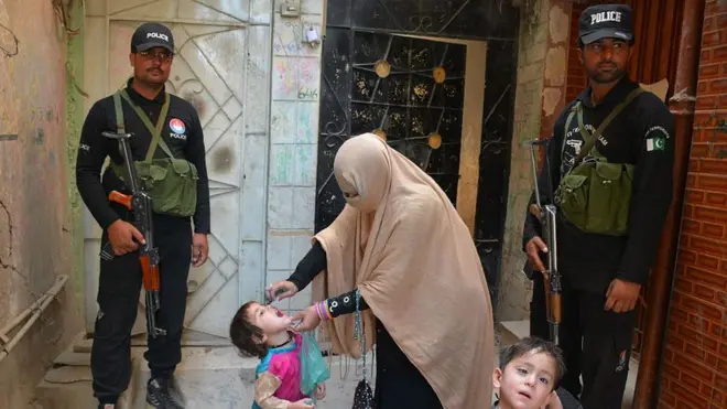 Dans certaines régions du Pakistan, la police est obligée de monter la garde pour que la vaccination se déroule correctement.
