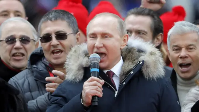 На митинге Путин лично исполнил в микрофон все три куплета гимна России