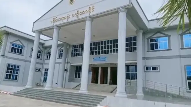 မေလ ၃၀ ရက်မှာ ဖမ်းဆီး စစ်ဆေးပြီးခံရပြီးမှ အမှုပေါ်ပေါက်တာမရှိလို့ဆိုပြီးတော့ ဇွန်လ ၂၄ရက်နေ့က ပြန်လွှတ်ပေးခံခဲ့ရသူကို သံသယရှိသူ အဖြစ် တရားစွဲ